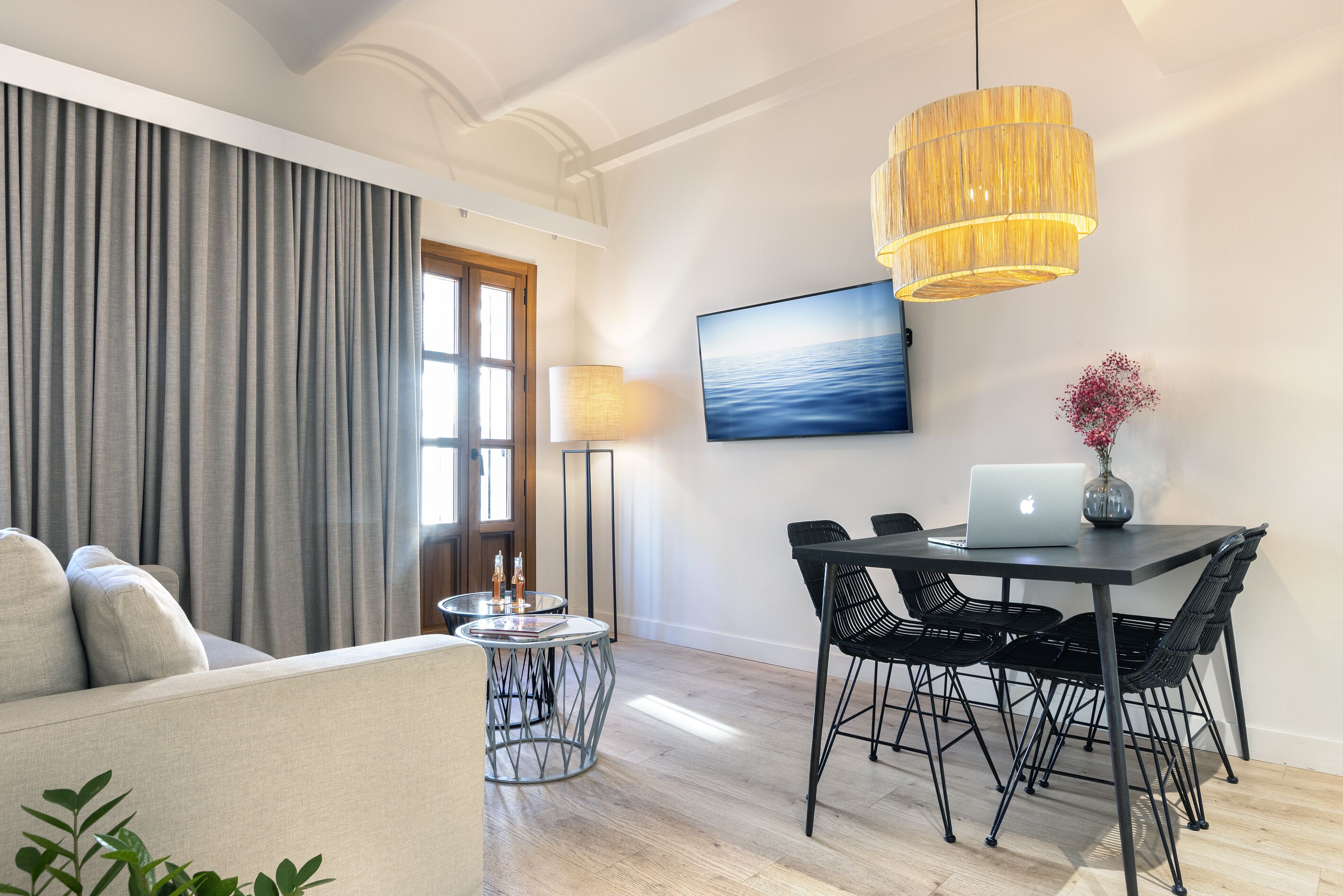 One Bedroom Suite | บริเวณนั่งเล่น | ทีวีจอแบน