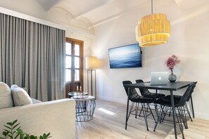 One Bedroom Suite | Aire de séjour | Téléviseur à écran plat