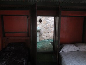 Een bureau, een strijkplank/strijkijzer, beddengoed