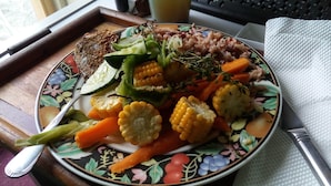 Un plato de comida con varias verduras y arroz.