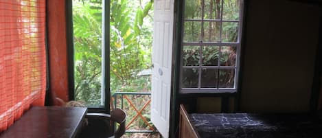 Escritorio, tabla de planchar con plancha y ropa de cama