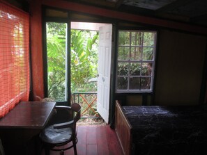 Skrivebord, strykejern/-brett og sengetøy