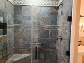 Combined shower/bathtub, hair dryer, towels, soap - Lake Quinault, gateway to Olympic Peninsula and Olympic National Park (Amanda Park)