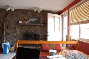Tabla de planchar con plancha, wifi y ropa de cama 