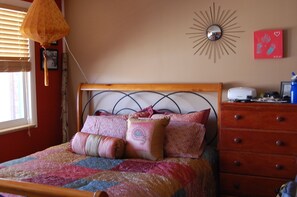 Tabla de planchar con plancha, wifi y ropa de cama