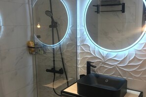 Shower, hair dryer, towels