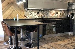 Réfrigérateur, micro-ondes, four, plaque de cuisson