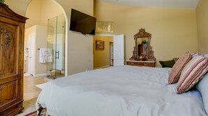 4 habitaciones, escritorio, tabla de planchar con plancha y wifi