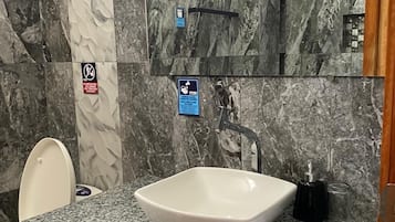 Deluxe Duplex, City View | Bathroom | Rainfall showerhead, hair dryer, towels, soap