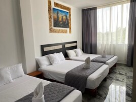 Habitación con 1 cama doble o 2 individuales, vistas al jardín | Cocina privada | Nevera en la zona común y microondas en la zona común