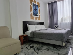Hypo-allergenic bedding, down duvets, in-room safe, desk - Patty's House Galápagos (Puerto Ayora)