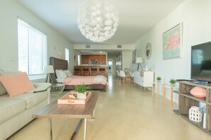 1 bedroom, in-room safe, iron/ironing board, WiFi - Green Retreat Garden Corner Suite & Professional Design with Natural Lighting (Providenciales)
