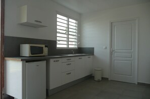 Kühlschrank, Mikrowelle, Herdplatte, Wasserkocher mit Kaffee-/Teezubehör