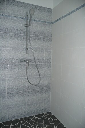 Dusche, Haartrockner, Handtücher