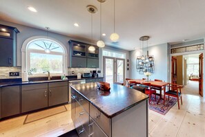 Fridge, microwave, oven, stovetop - Spacious home with sunroom, yard, & fireplace - close to town & sites (Cape Neddick)