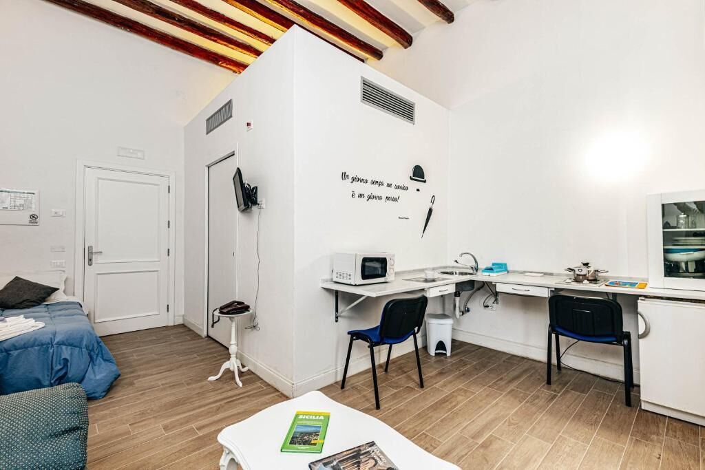 Individueel gedecoreerd, individueel gemeubileerd, een bureau