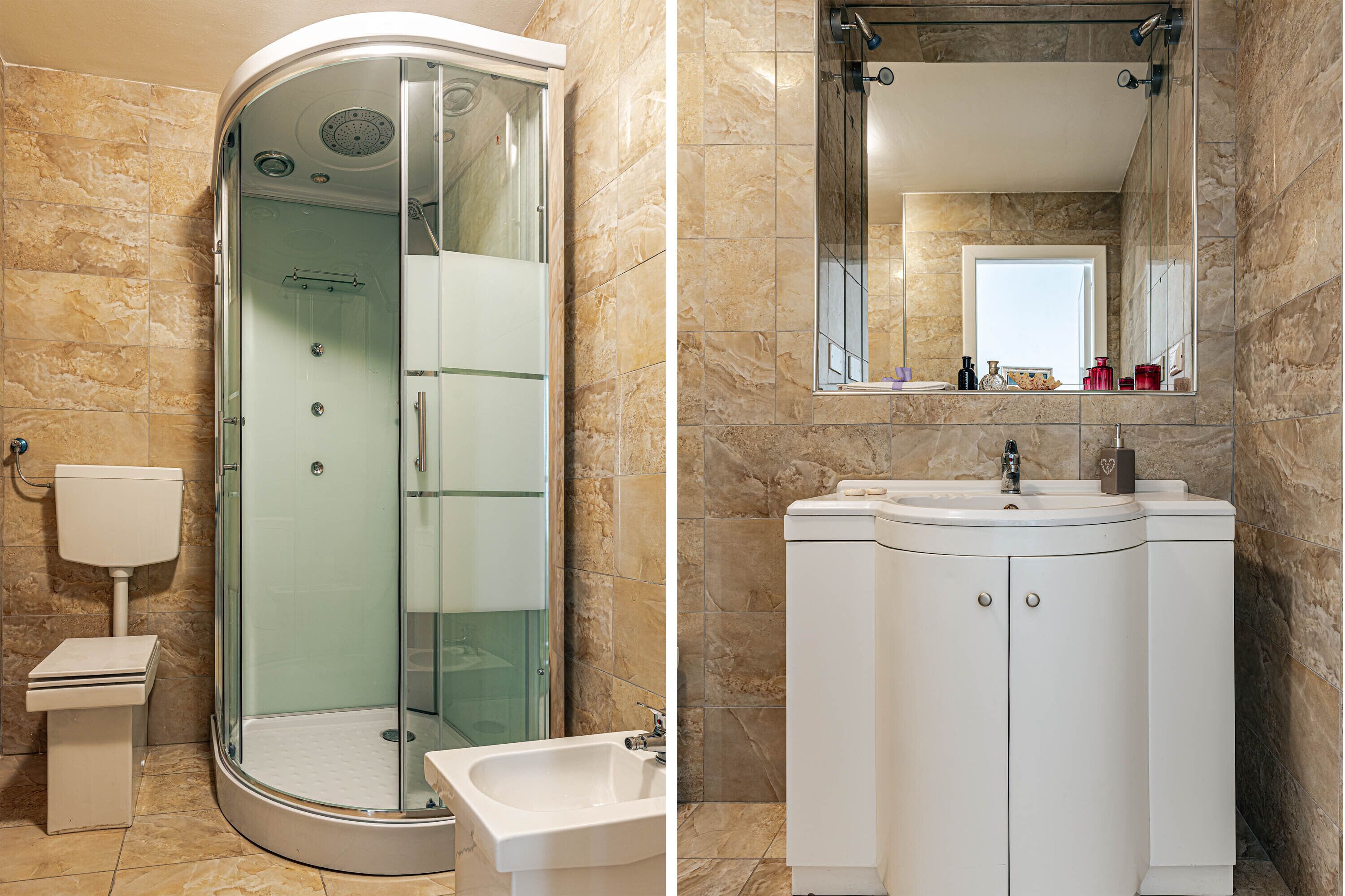 Un baño con ducha de vidrio, inodoro y lavabo con espejo.