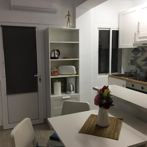 Een koelkast, een microgolfoven, een oven, een kookplaat