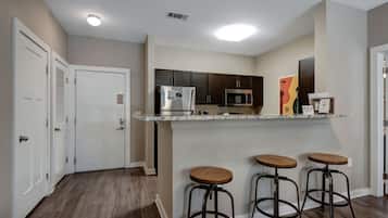Coffee/tea maker, fridge, microwave, oven