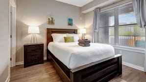 A bedroom with a bed, nightstands, a ceiling fan, and a window with blinds. - 2Bd 2bth *1 mile walk to downtown!* #401 (Nashville)
