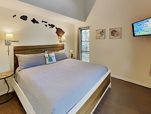 2 bedrooms, iron/ironing board, free WiFi - Where Lush Gardens Embrace You Kihei 2BR Loft Condo Private Lanai Pool (Kihei)