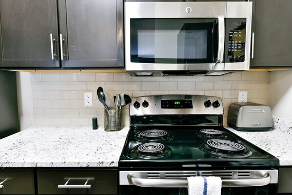 Réfrigérateur, four à micro-ondes, un four, surface de cuisson