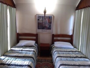 Comfort Chalet, 2 Bedrooms, Mountain View | Desk, iron/ironing board, free WiFi - Chalé aconchegante (Campos do Jordão)