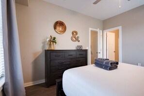 2 habitaciones, tabla de planchar con plancha, wifi y ropa de cama 