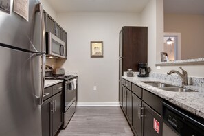 Frigorífico, microondas, horno y placa de cocina