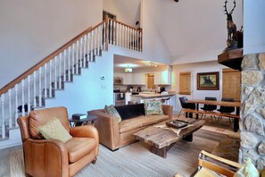 Smart-TV, Kamin, Bücher