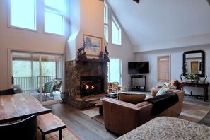 Smart-TV, Kamin, Bücher