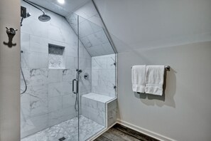 Een haardroger, handdoeken, shampoo, toiletpapier