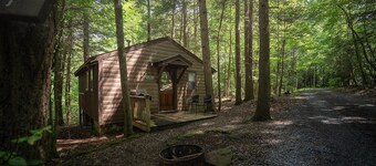 Cozy Romantic Cabin with Hot Tub on Screened Porch