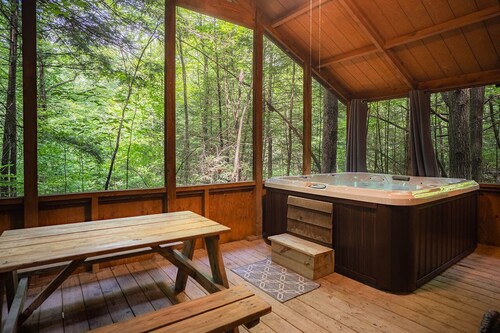 Gemütliche romantische Hütte mit Whirlpool auf abgeschirmter Veranda in der Nähe von Fayetteville WV + Park