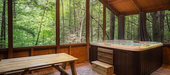Cozy Romantic Cabin with Hot Tub on Screened Porch 