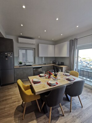 Full-sized fridge, microwave, oven, stovetop