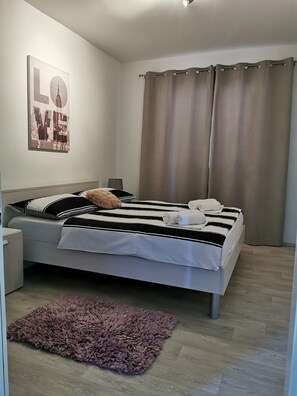 Family House | 3 bedrooms, desk, laptop workspace, blackout curtains - Guest house Greta (Tribunj)