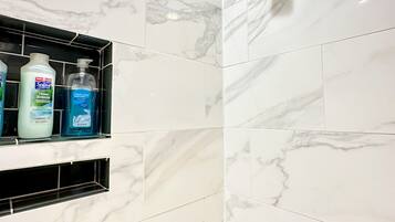 Assecador de cabells, tovalloles, sabó i xampú