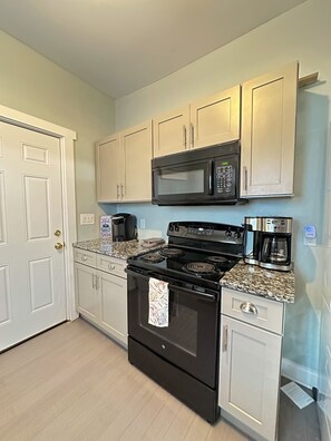 Kühlschrank, Mikrowelle, Herdplatte, Geschirrspüler