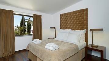 2 bedrooms, in-room safe, iron/ironing board, free WiFi