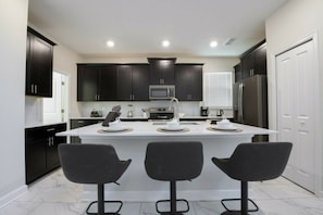 Fridge, microwave, oven, dishwasher - Gorgeous 5 Beds Home with Game Room and Pool (Kissimmee)