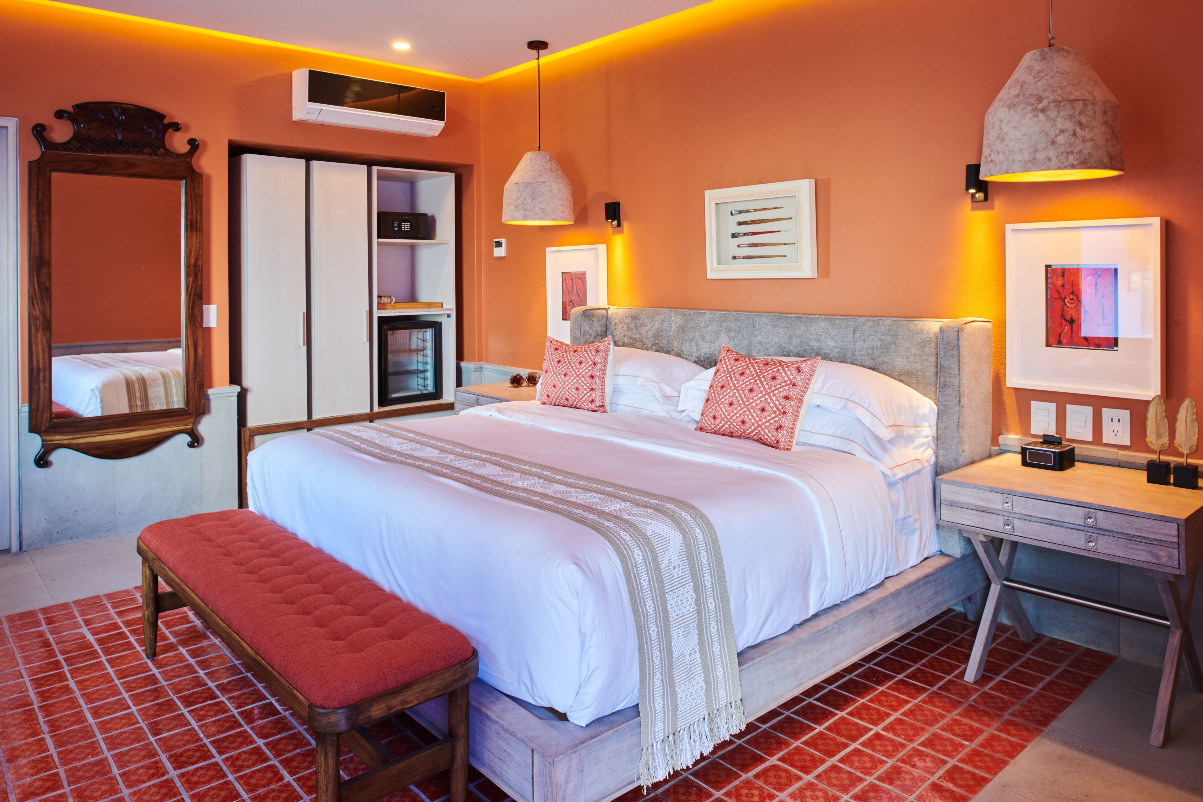 Ein Schlafzimmer mit einem großen Bett, Nachttischen, einem Schreibtisch und einem Kleiderschrank.