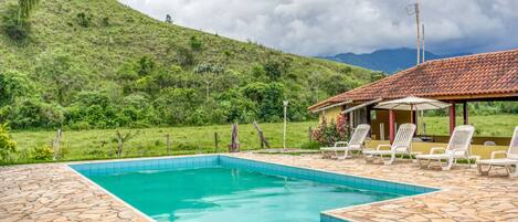 Una piscina al aire libre