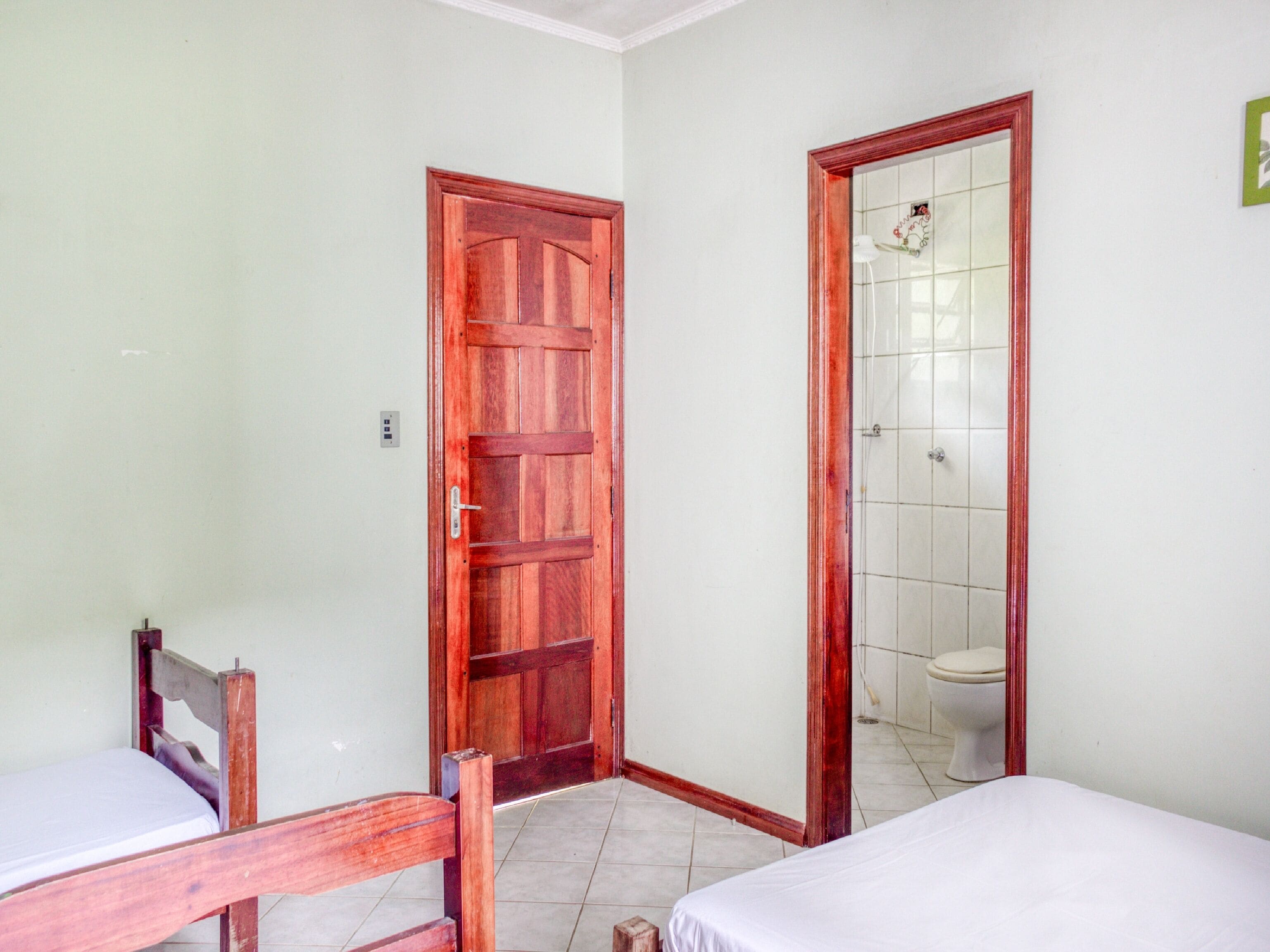 Quarto família | Frigobar, escrivaninha, camas extras/dobráveis (sobretaxa)