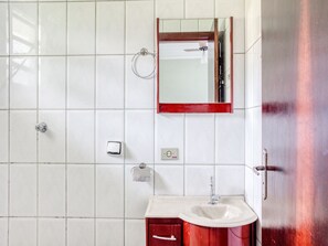 Habitación familiar | Baño | Ducha, cabezal de ducha tipo lluvia y toallas