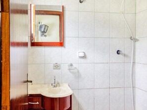 Standard Double Room | Bathroom | Shower, rainfall showerhead, towels - Pousada Monteiro Lobato (Monteiro Lobato)