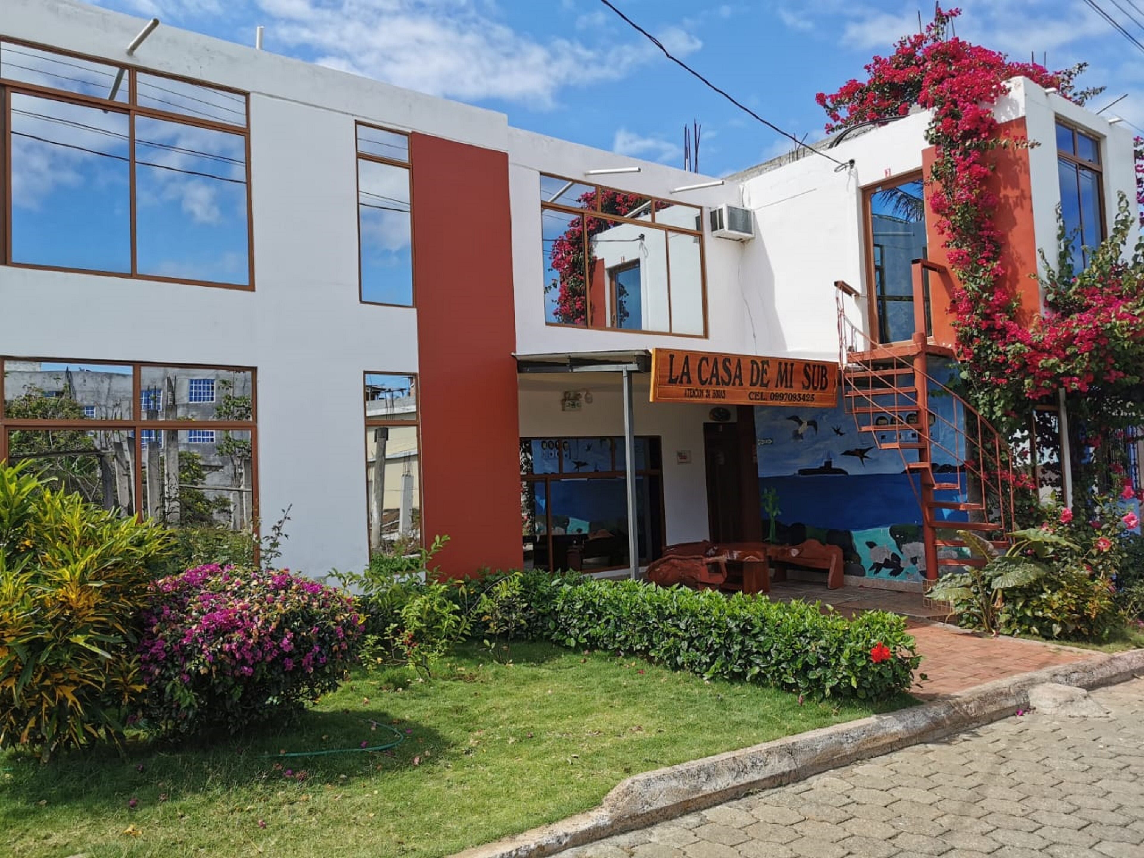 Un bâtiment moderne sur lequel on peut lire l’inscription suivante : « LA CASA DE MI SUB ».