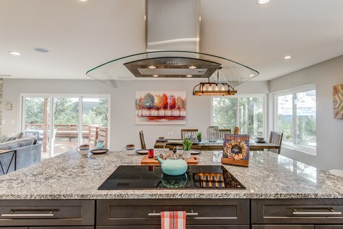 Peaceful,Community Pool, Trail Access & Walk To Pickleball Court!