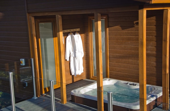 Departamento superior, baño en la habitación (With Hot Tub) | Exterior
