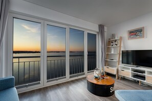 TV, fireplace, stereo